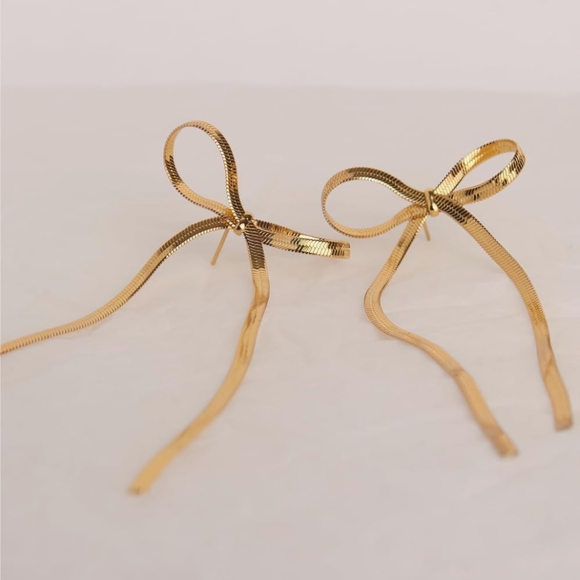 Jewelry - Elegant Gold Bow Earrings